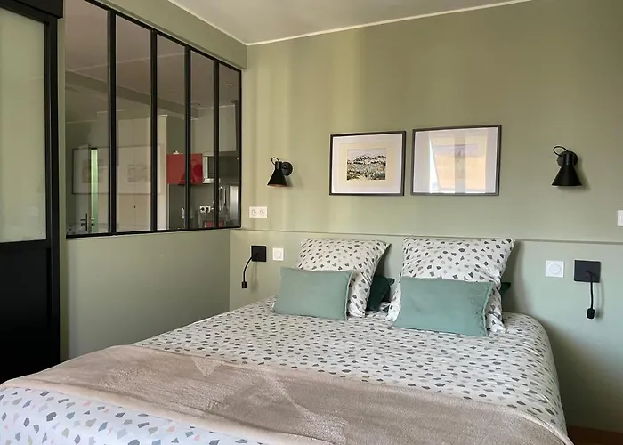 Appartement mignon calme douillet ascenseur clim étage élevé proche parking et toutes commodités au coeur du Toulon historique