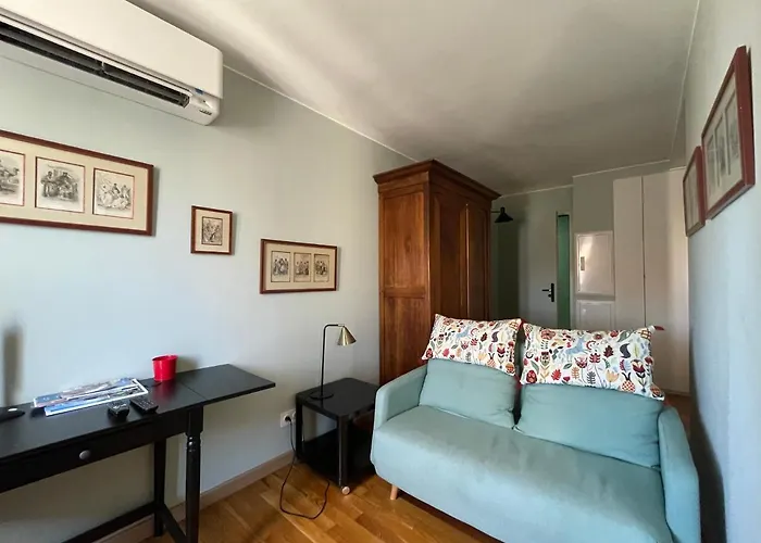 Appartement mignon calme douillet ascenseur clim étage élevé proche parking et toutes commodités au coeur du Toulon historique